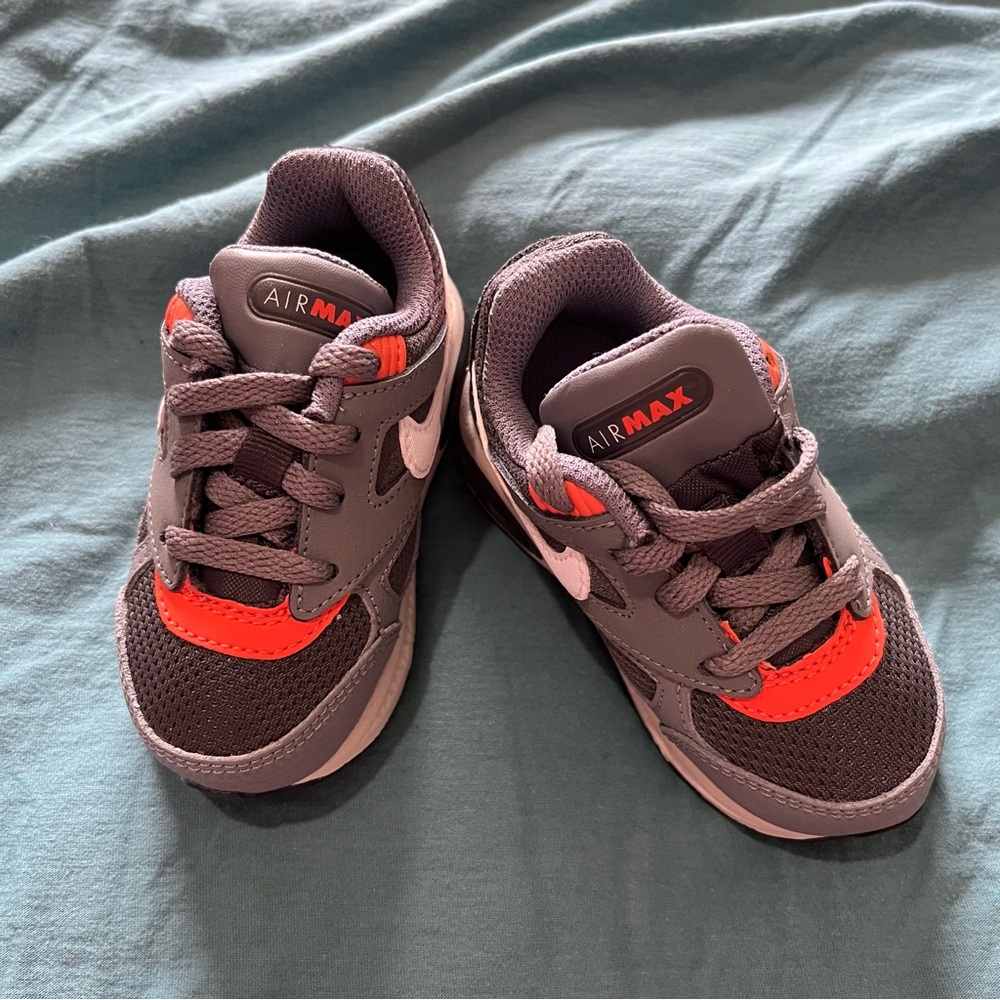 NWOT Nike Air Max Kids Sneakers Shoes Active Lace Up White Orange 5C